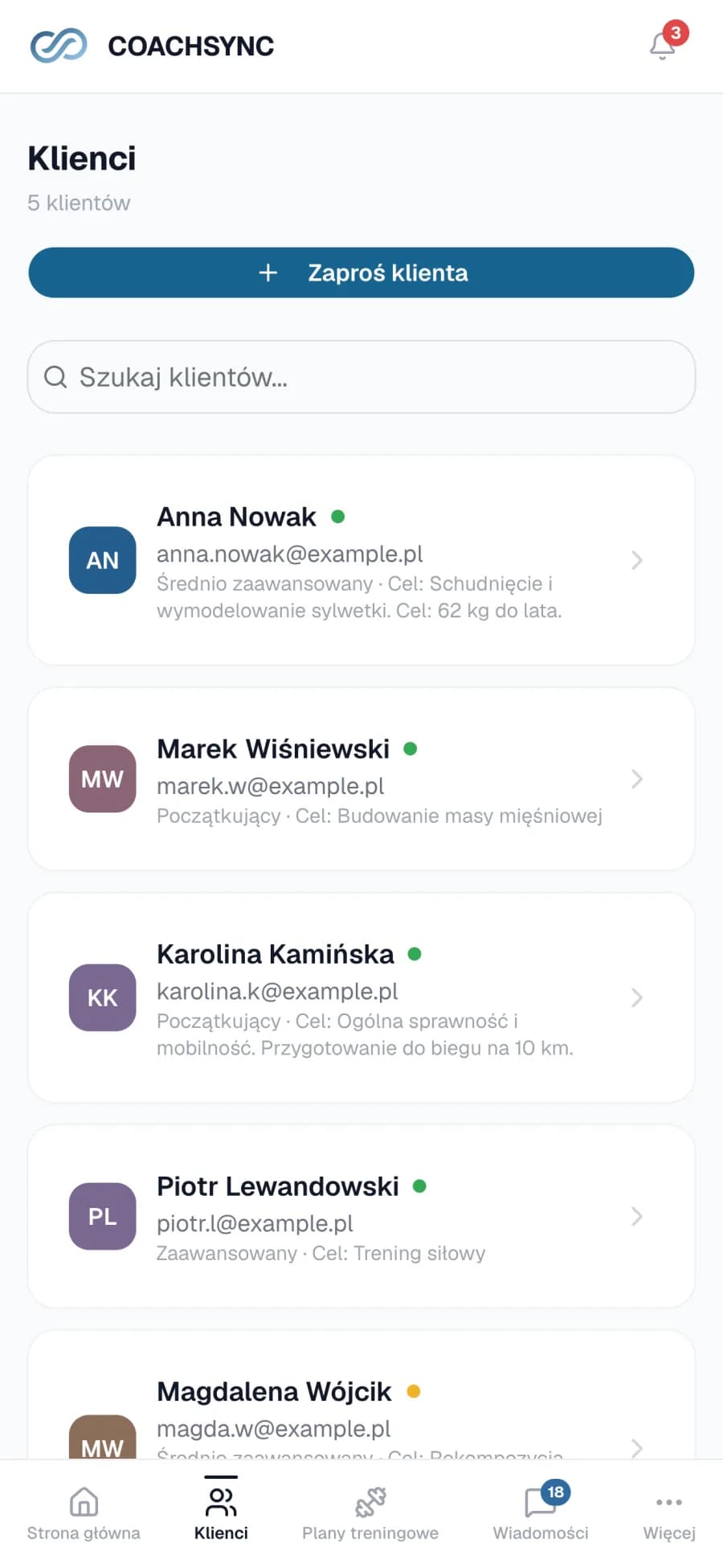 Panel klientów CoachSync z listą pięciu podopiecznych, ich celami i statusem aktywnym lub wstrzymanym.